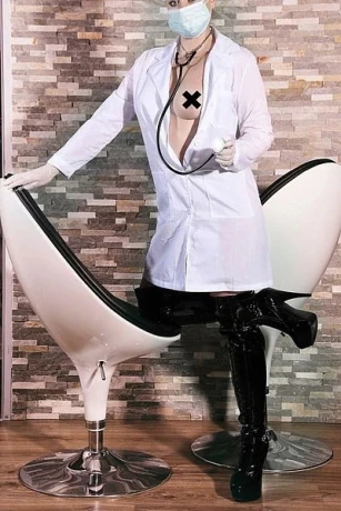 Comtesse Noir Im Studio Centric
