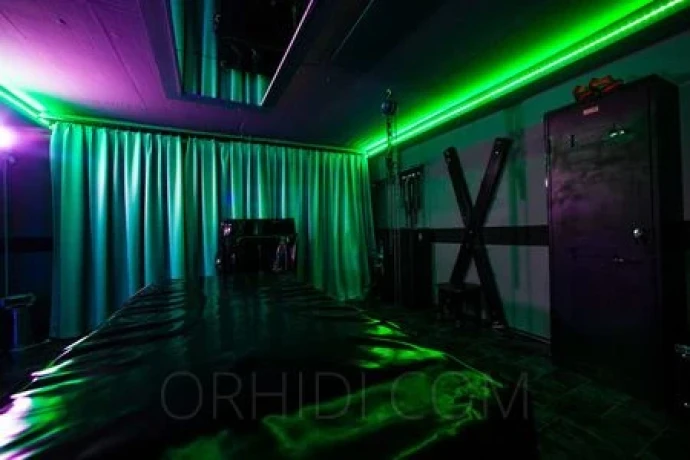 HERZLICH WILLKOMMEN IN DER VILLA TBZ! Bizarrstudio