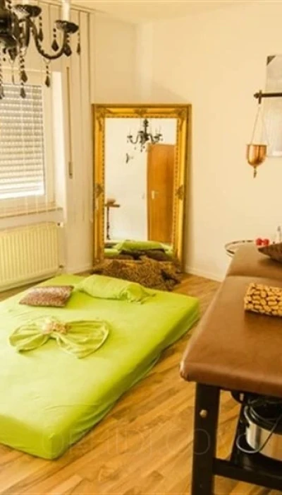 China- Japan-Massage