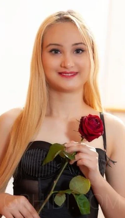 SINDY - Blonde Haare und natürlicher Körper mit weißer Haut