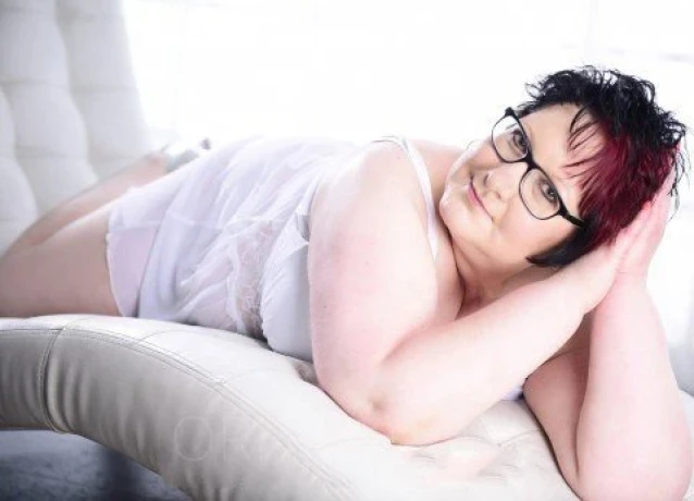 Lilly (35) - Plus Size Modell