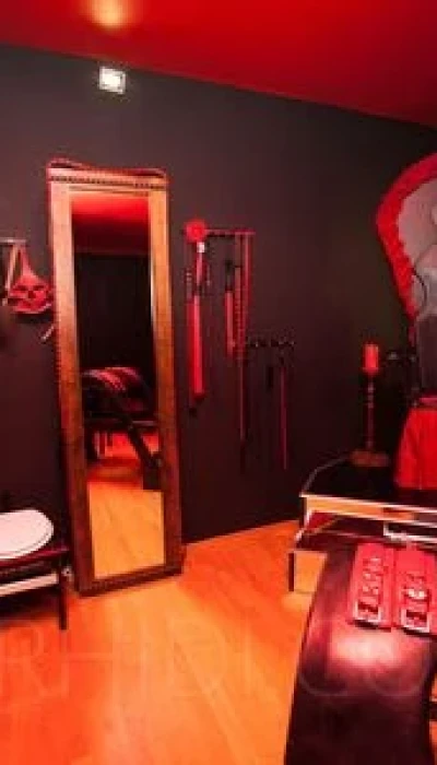HERZLICH WILLKOMMEN IN DER VILLA TBZ! Bizarrstudio