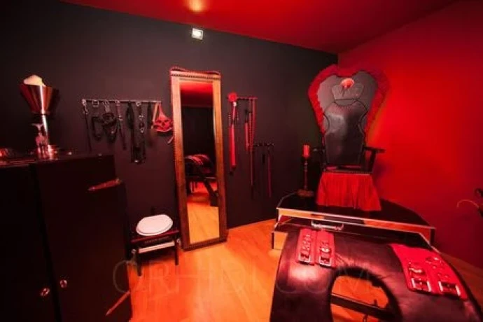 HERZLICH WILLKOMMEN IN DER VILLA TBZ! Bizarrstudio