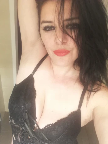 Leila Hot