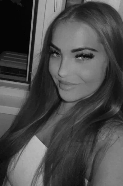 Aliz Schones Gesicht Mit Naturlich Grossen Brusten