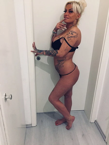 Mia Hilton5