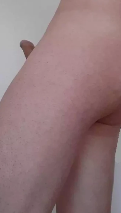 Verlegen Man Zoekt Lieve Vrouw
