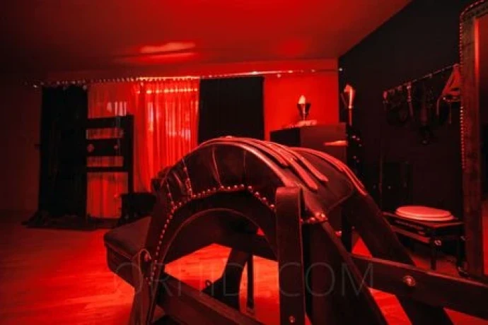 HERZLICH WILLKOMMEN IN DER VILLA TBZ! Bizarrstudio