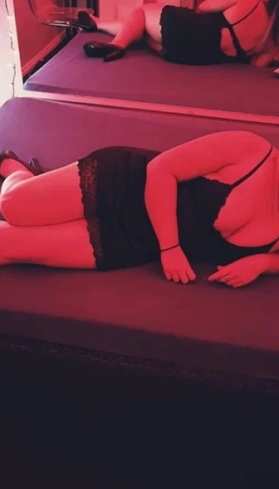 Viktoria Bei Mona Roses