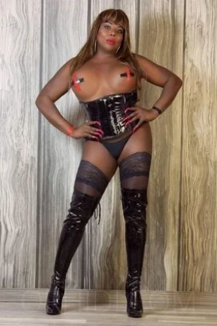 Trans Naomy XXXL - Richtig geil best*ckt