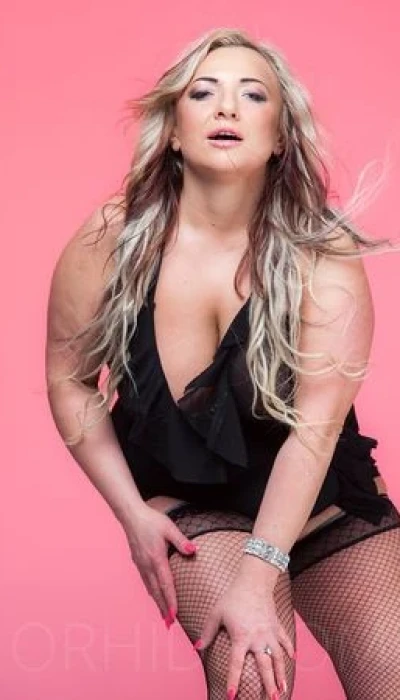 Monica Hot