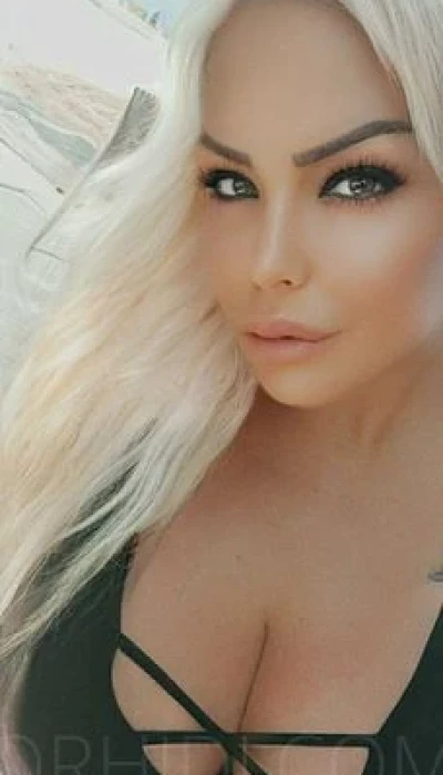 VOLLBUSIGE PORNOQUEEN TS DANYELLA!