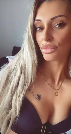 Blonde Beauty Amalia