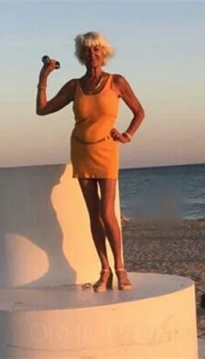 SOPHIE HAUSFRAU MIT SEXY RAUER STIMME