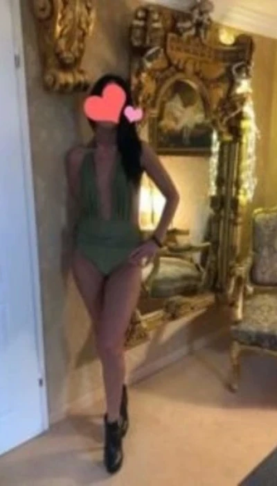 Simone im Girls-Haus 19