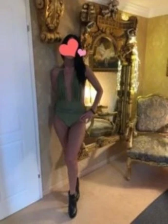 Simone im Girls-Haus 19