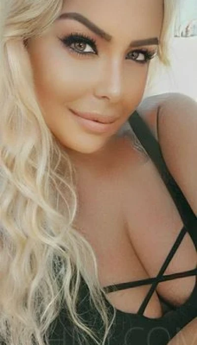 VOLLBUSIGE PORNOQUEEN TS DANYELLA!