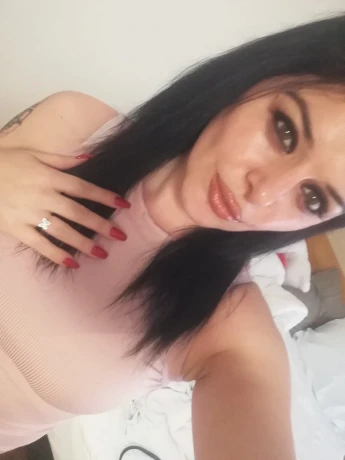 Leila Hot