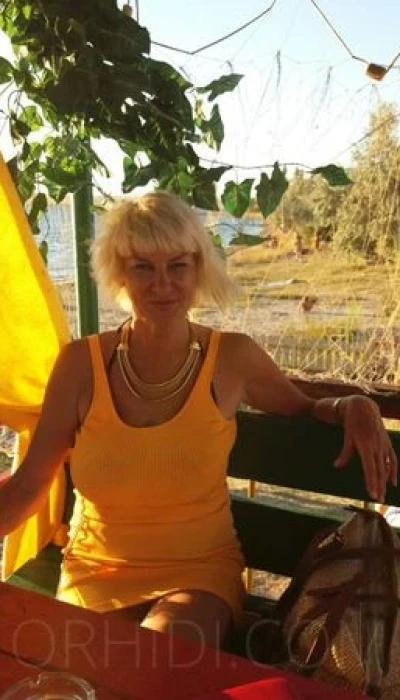 SOPHIE HAUSFRAU MIT SEXY RAUER STIMME