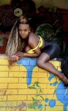 Ts Naomi black Hammer