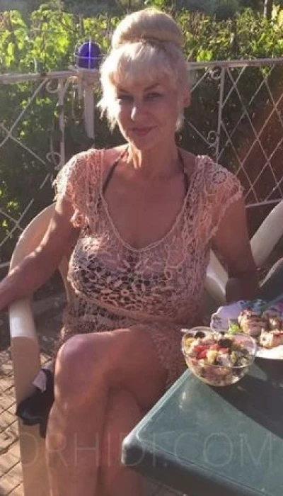 SOPHIE HAUSFRAU MIT SEXY RAUER STIMME