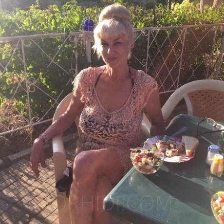 SOPHIE HAUSFRAU MIT SEXY RAUER STIMME