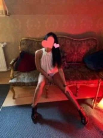 Simone im Girls-Haus 19