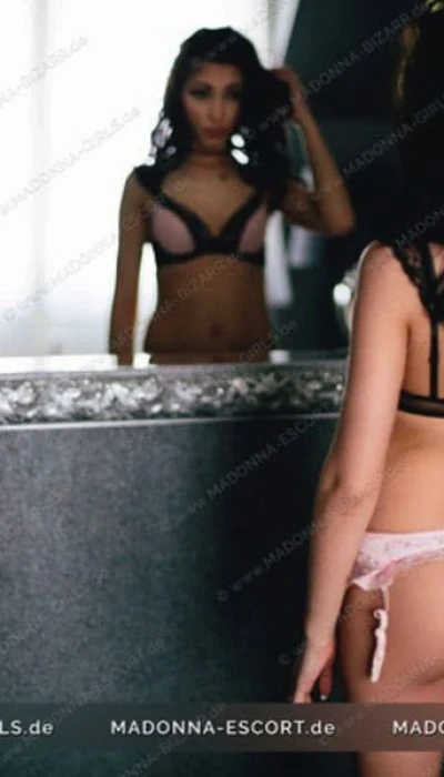Sade Grey bei Madonna Girls