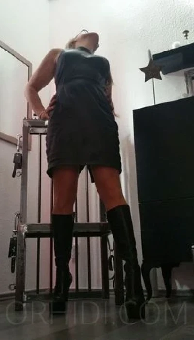 Domina &  Bizarr - Ärztin Leah Sue