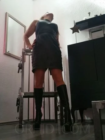 Domina &  Bizarr - Ärztin Leah Sue