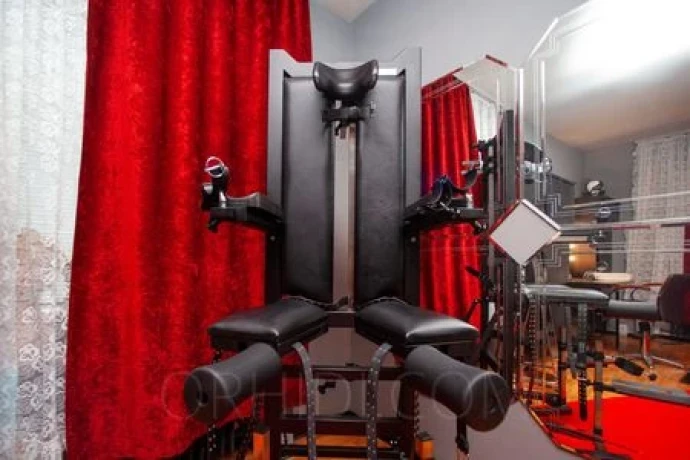 HERZLICH WILLKOMMEN IN DER VILLA TBZ! Bizarrstudio