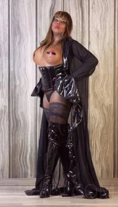 Trans Naomy XXXL - Richtig geil best*ckt